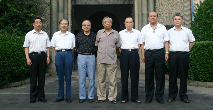 冯瑞龙书记(右二,吴德星校长(左一,于志刚副校长(右一)与学校老领导