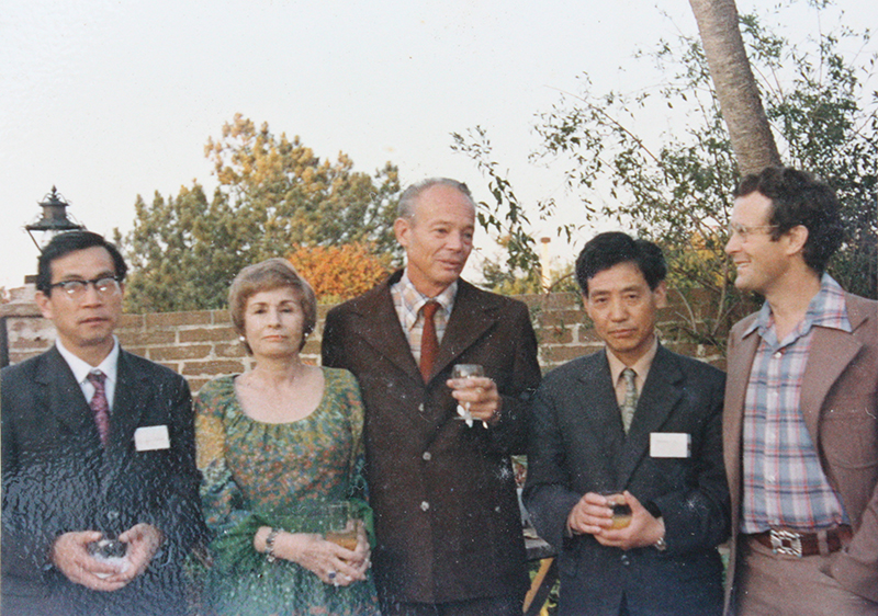 文圣常（右二）于1987年在悉尼一次国际学术会议上的茶歇期间与外国友人合影
